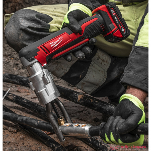 Аккумуляторный инструмент Milwaukee M18 BSBT-202X для болтовых соединителей/наконечников Аккумуляторный инструмент Milwaukee M18 BSBT-202X для болтовых соединителей/наконечников