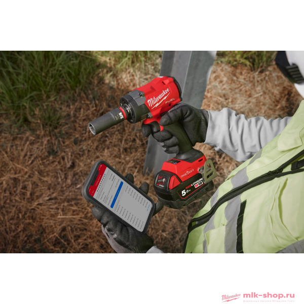 Аккумуляторный среднемоментный ударный гайковерт Milwaukee M18 FUEL ONEFMTIW2FC12-0X