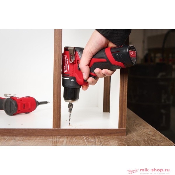 Аккумуляторная компактная ударная дрель-шуруповерт Milwaukee M12 BLPDRC-402C