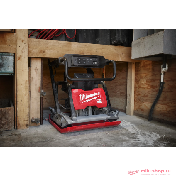 Аккумуляторная виброплита Milwaukee MXF FUEL PC50-0