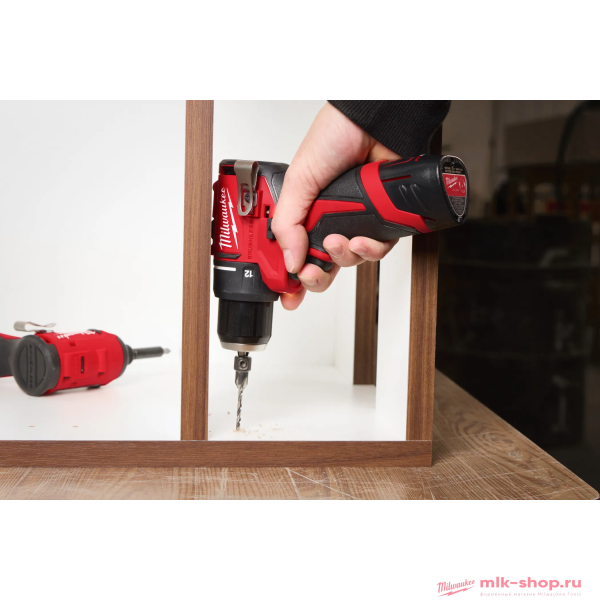 Аккумуляторная дрель-шуруповерт Milwaukee M12 BLDDRC-202C Аккумуляторная дрель-шуруповерт Milwaukee M12 BLDDRC-202C