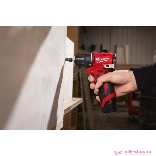 Аккумуляторная компактная ударная дрель-шуруповерт Milwaukee M12 BLPDRC-402C