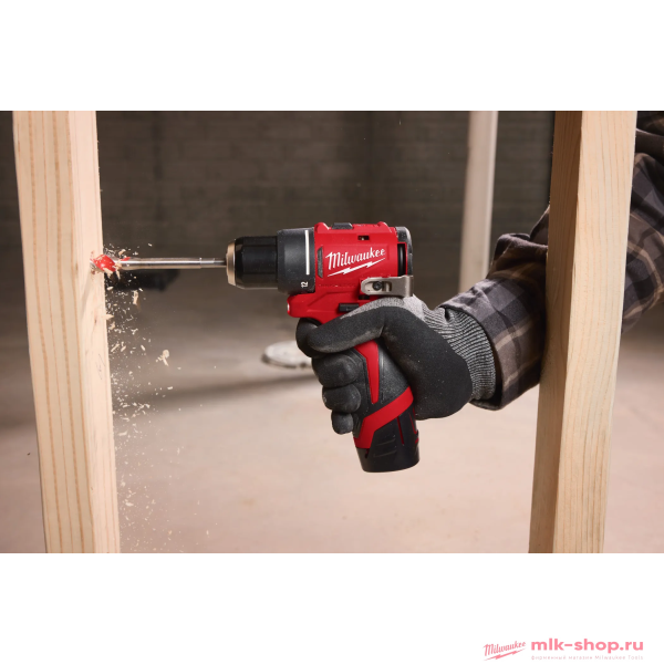 Аккумуляторная дрель-шуруповерт Milwaukee M12 BLDDRC-202C Аккумуляторная дрель-шуруповерт Milwaukee M12 BLDDRC-202C